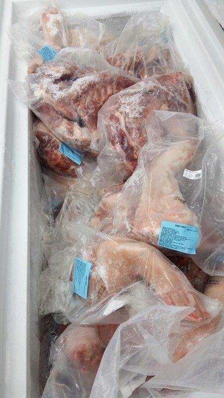 Thịt heo hết hạn sử dụng được bày bán trong siêu thị Meat Farm ở TP.HCM - Ảnh 1.