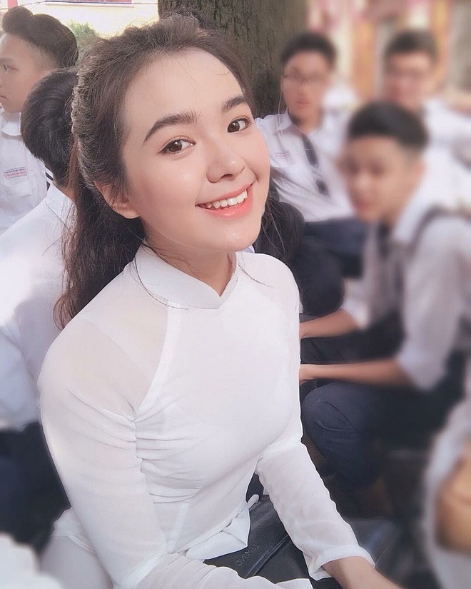 Mặc áo dài đã xinh, đến khi nhìn thấy ảnh đời thường của nữ sinh trường Trần Phú này ai cũng ngất ngây! - Ảnh 1.