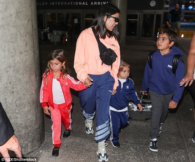 Không có siêu vòng 3 như Kim, thân hình chị cả nhà Kardashian vẫn gợi cảm hút hồn dù đã sinh 3 con - Ảnh 11.