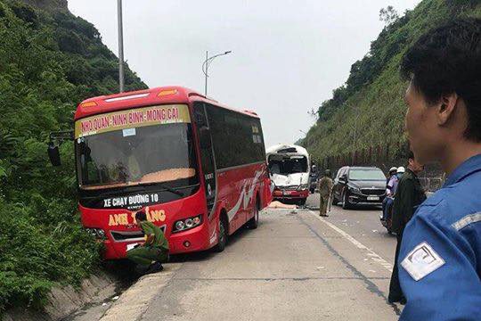 Dừng xe trên đường cho người xuống vệ sinh, hai ô tô khách tông nhau khiến tài xế tử vong - Ảnh 1.