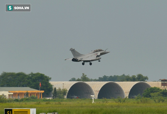 Những hình ảnh đầu tiên về tiêm kích Rafale Pháp vừa đáp xuống Nội Bài chiều nay - Ảnh 4.