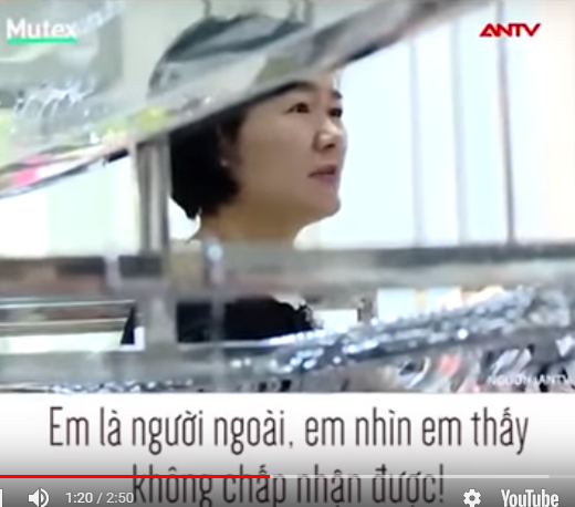 Bé gái con nhà giàu vào cửa hàng quần áo và buông lời miệt thị với nhân viên bán hàng gây bức xúc - Ảnh 2.