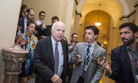Hồi ký John McCain: Lời từ biệt của người khổng lồ trên chính trường Mỹ - Ảnh 1.