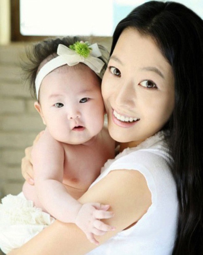 Liên tục bị chê từ khi ra đời, con gái của đại mỹ nhân Kim Hee Sun giờ lại được khen vì lớn nhanh khó tin - Ảnh 1.