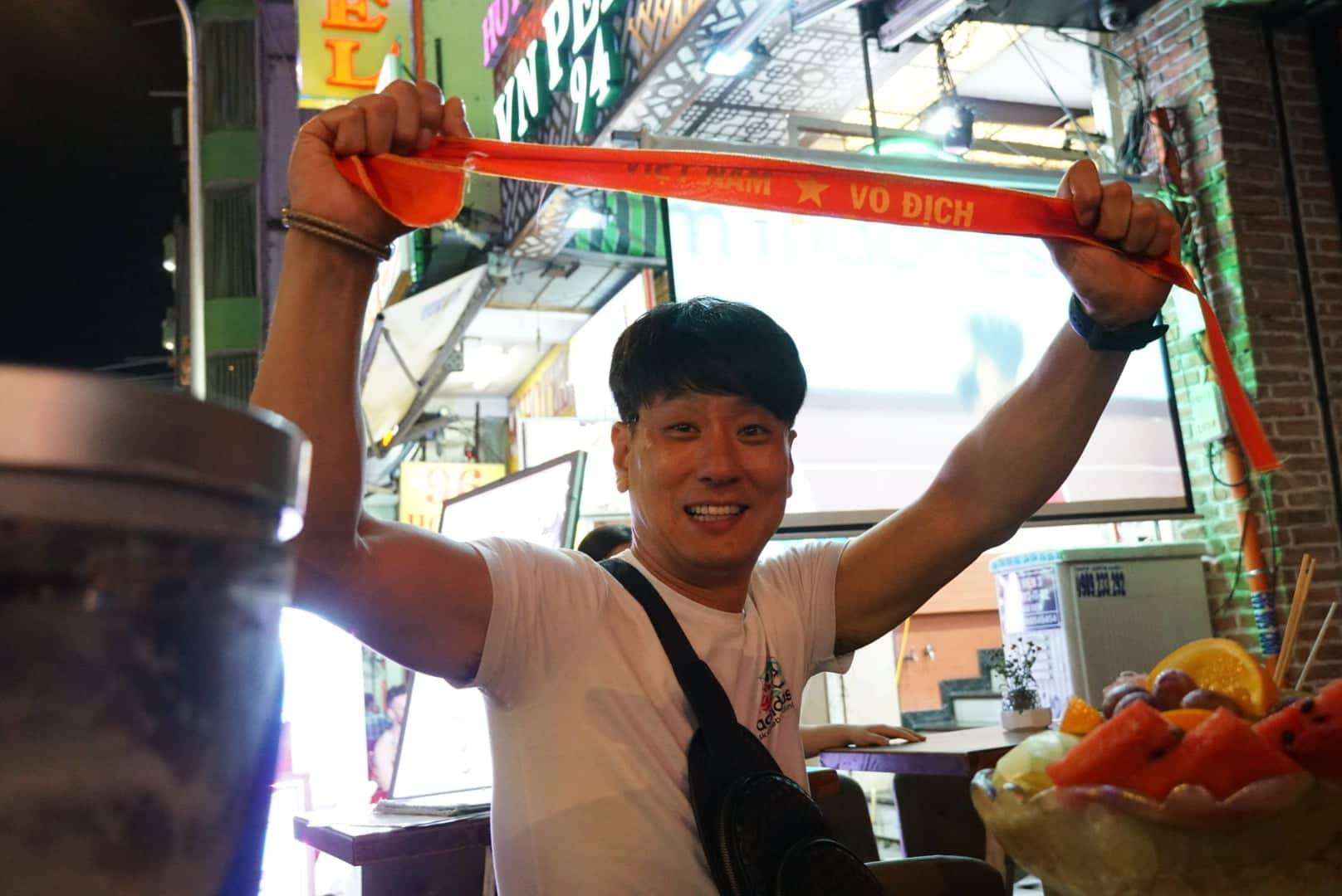 Người nước ngoài uống bia cổ vũ cho U23 Việt Nam chiến thắng U23 Syria ở Sài Gòn  - Ảnh 9.