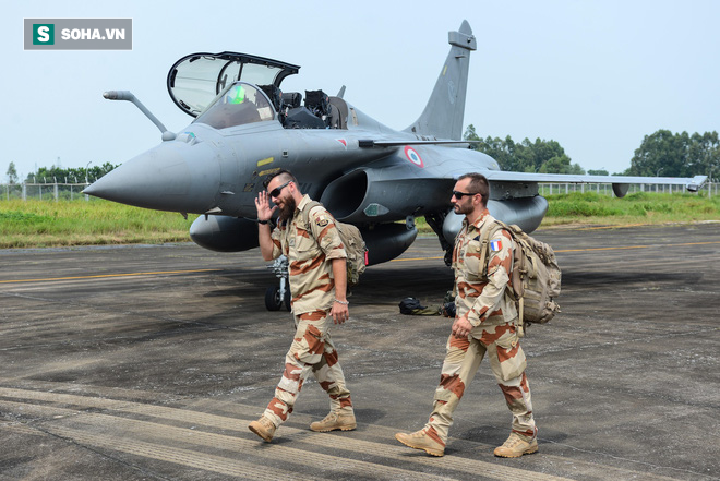 Cận cảnh tiêm kích Rafale của Pháp trong chuyến thăm đầu tiên tới Việt Nam - Ảnh 8.