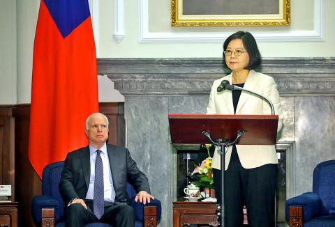 TNS John McCain: Gọi TQ là kẻ bắt nạt và di sản cuối đời cứng rắn đến cùng với Bắc Kinh - Ảnh 3.