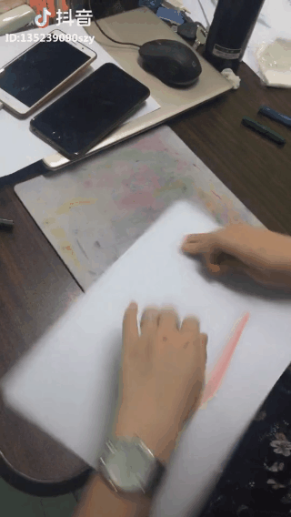 Vẽ tranh bằng bút sáp màu mang lại cho người tạo ra cảm giác sáng tạo đầy vui vẻ và thỏa mãn. Chúng cho phép chúng ta tạo ra những tác phẩm độc đáo và phong phú với rất nhiều màu sắc. Khám phá các hình ảnh để nhìn thấy những tác phẩm đẹp mắt được tạo ra bằng bút sáp màu.