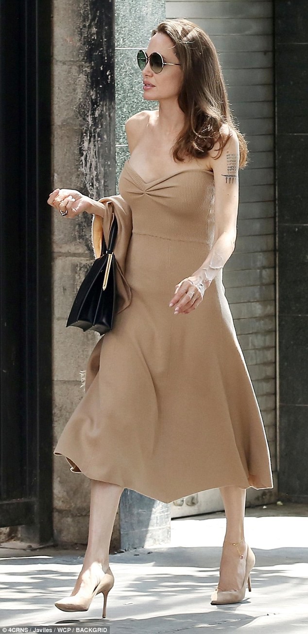 Đi ăn cùng Pax Thiên, Angelina Jolie diện váy trễ nải khoe vòng 1 quyến rũ trở lại sau phẫu thuật cắt ngực - Ảnh 2.