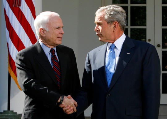 Ông John McCain muốn đối thủ đọc điếu văn tại đám tang mình - Ảnh 2.
