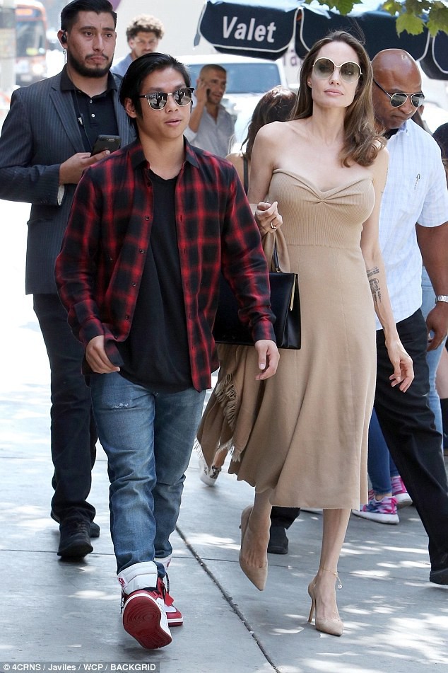 Đi ăn cùng Pax Thiên, Angelina Jolie diện váy trễ nải khoe vòng 1 quyến rũ trở lại sau phẫu thuật cắt ngực - Ảnh 8.