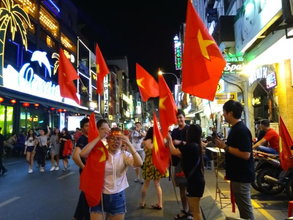 [TRỰC TIẾP] Bàn thắng của Văn Toàn đốt cháy trái tim hàng triệu cổ động viên Việt Nam - Ảnh 2.
