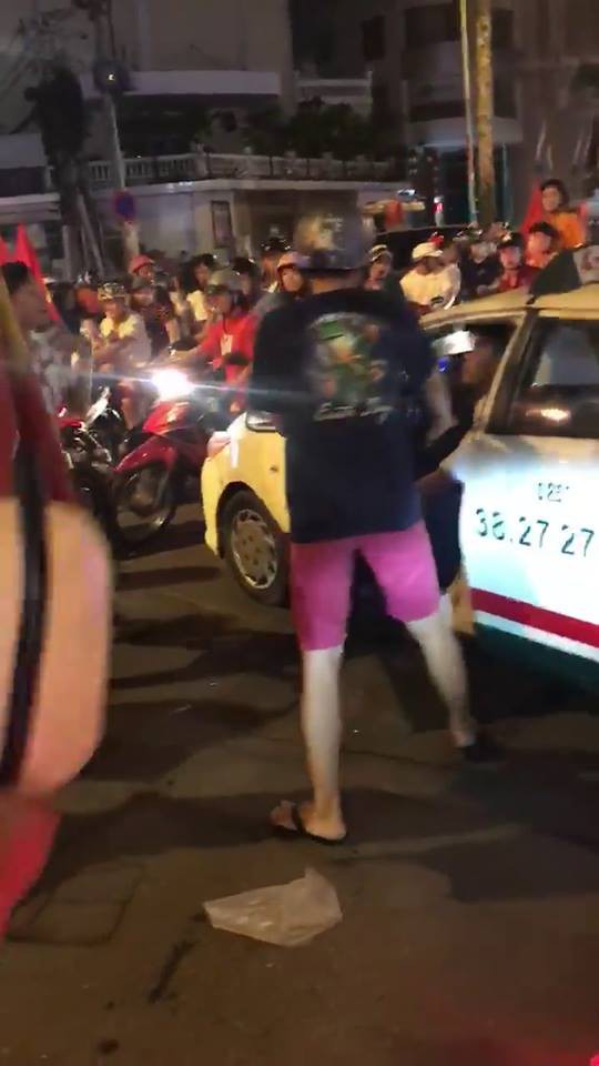 Nam thanh niên quá khích chặn đánh tài xế taxi vì bị cản đường đi bão - Ảnh 2.