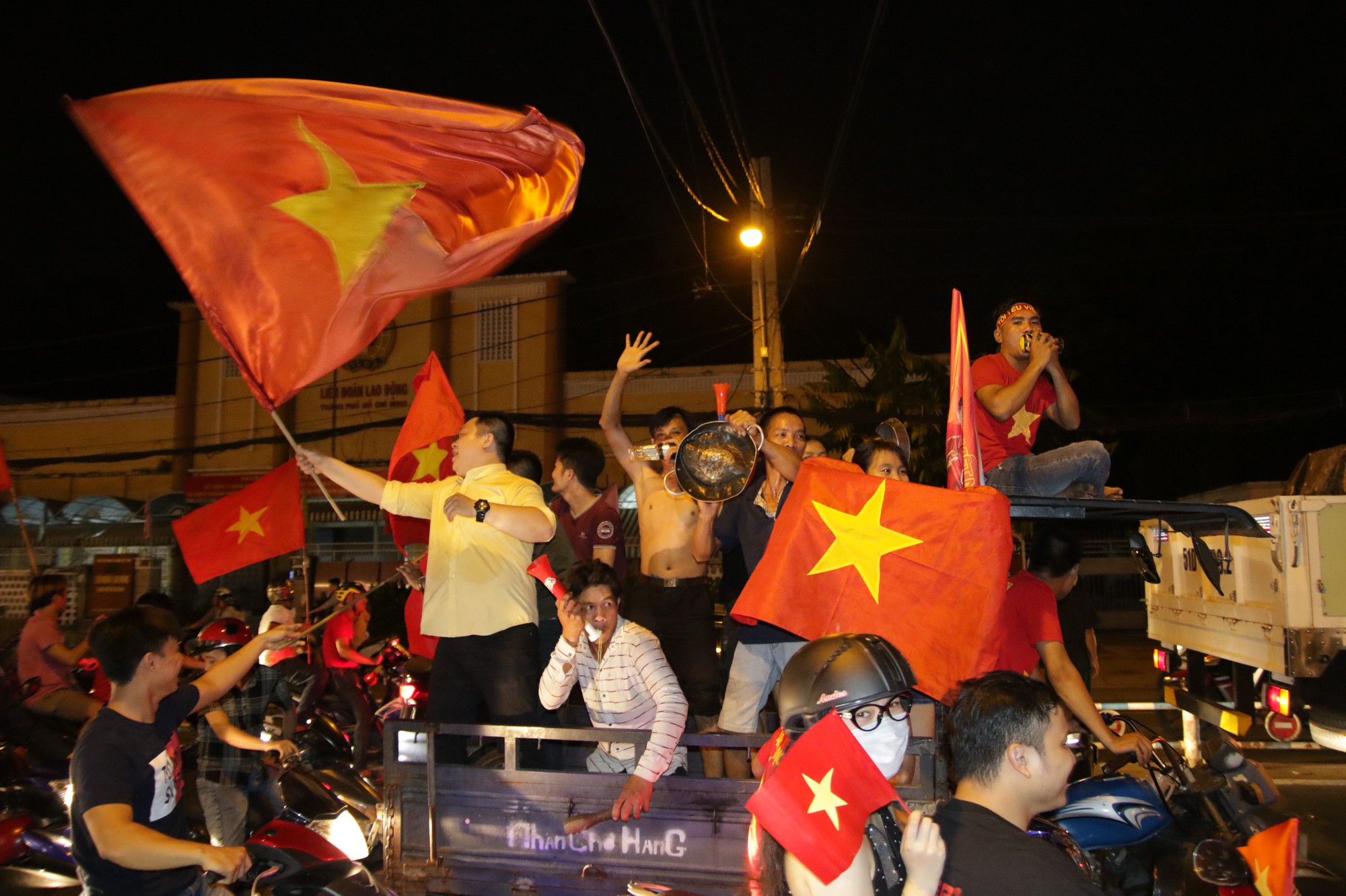 U23 Việt Nam chiến thắng: Khi Đội tuyển bóng đá U23 Việt Nam đăng quang tại giải U23 Châu Á, cả nước đã phát sốt với niềm vui rực rỡ. Với tinh thần chiến đấu quả cảm, những ngôi sao trẻ của Việt Nam đã ghi dấu ấn không thể xóa nhòa trong lịch sử bóng đá châu Á. Cùng đón xem những khoảnh khắc đẹp mắt của trận đấu và cảm nhận sức mạnh của tinh thần thể thao.