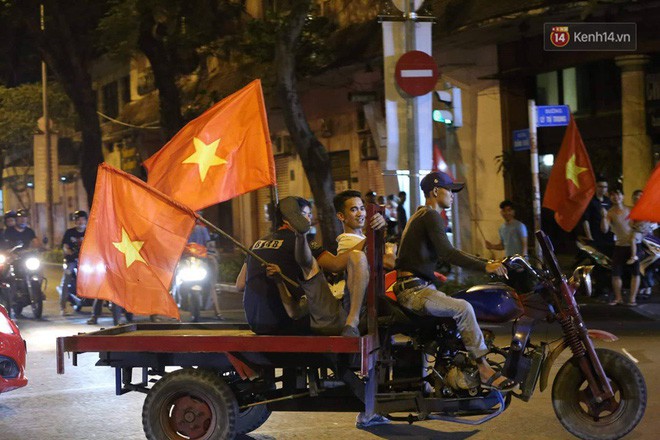 Người Sài Gòn nghĩ ra cách làm ăn độc khi xuống đường ăn mừng U23 Việt Nam chiến thắng - Ảnh 8.