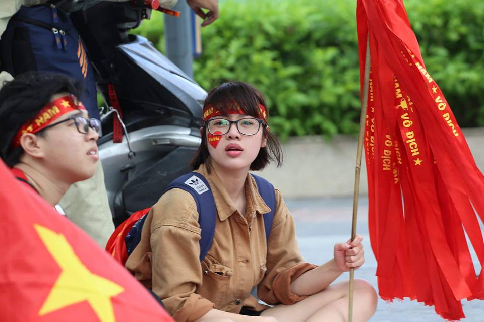 Các cô gái Sài Gòn mặc áo dài, mang cờ đỏ đi cổ vũ tuyển U23 Việt Nam - Ảnh 1.