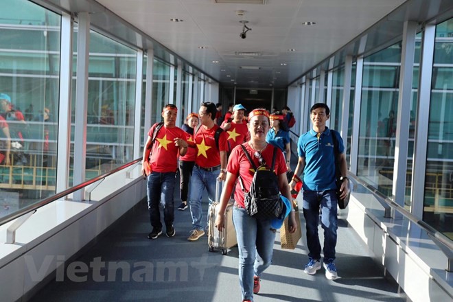 [CẬP NHẬT] Hàng nghìn CĐV đang đến sân Pakansari tiếp lửa cho U23 Việt Nam - Ảnh 10.