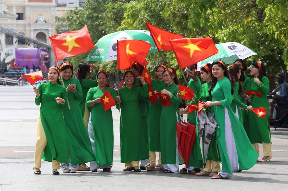Các cô gái Sài Gòn mặc áo dài, mang cờ đỏ đi cổ vũ tuyển U23 Việt Nam - Ảnh 6.