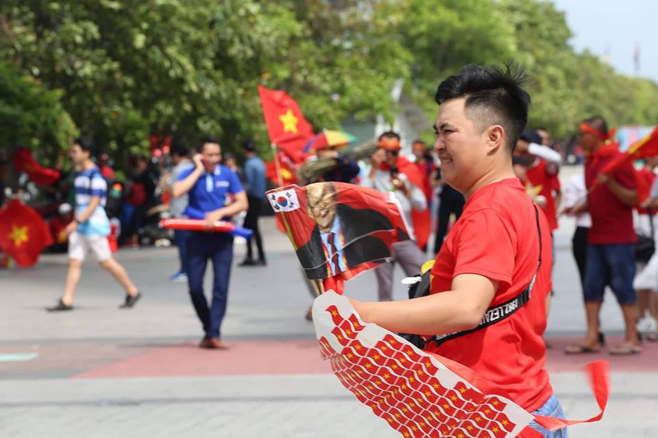 Các cô gái Sài Gòn mặc áo dài, mang cờ đỏ đi cổ vũ tuyển U23 Việt Nam - Ảnh 7.