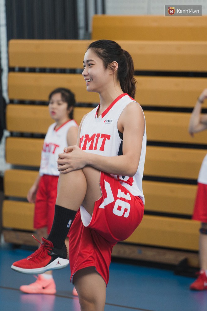 Hot girl bóng rổ RMIT: Trung phong cao 1m72 nổi bật trên sân đấu, ngoài đời chất miễn bàn! - Ảnh 1.