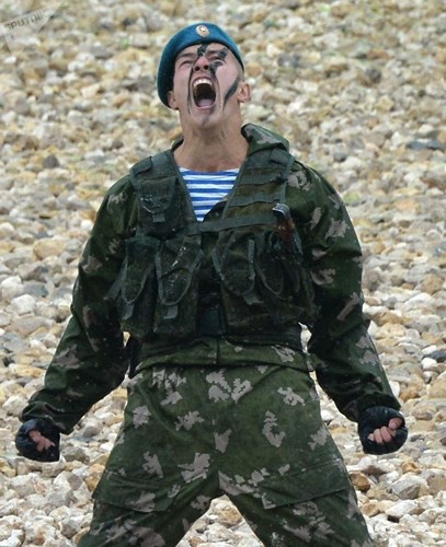 Nam-nữ quân nhân trong lực lượng đổ bộ đường không Nga so tài - Ảnh 3.