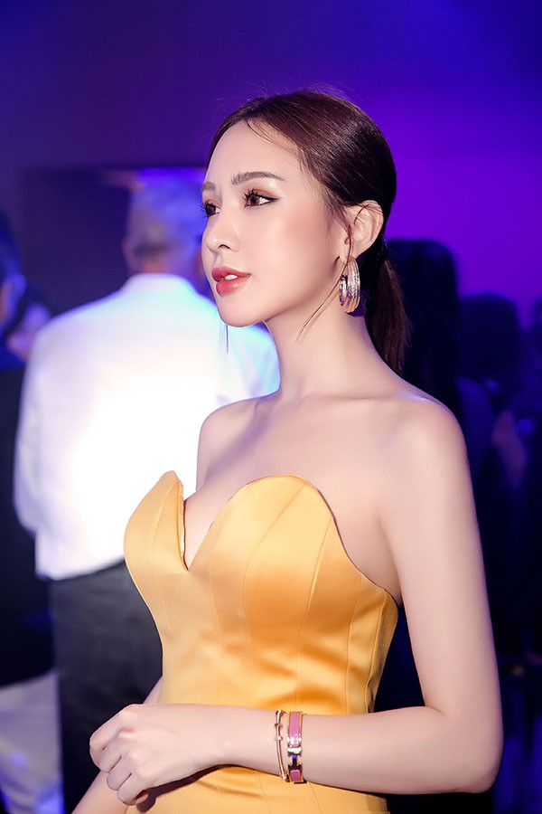 Kelly Nguyễn mặc gợi cảm, đeo phụ kiện trăm triệu khi sánh đôi cùng bạn trai ngoại quốc - Ảnh 2.