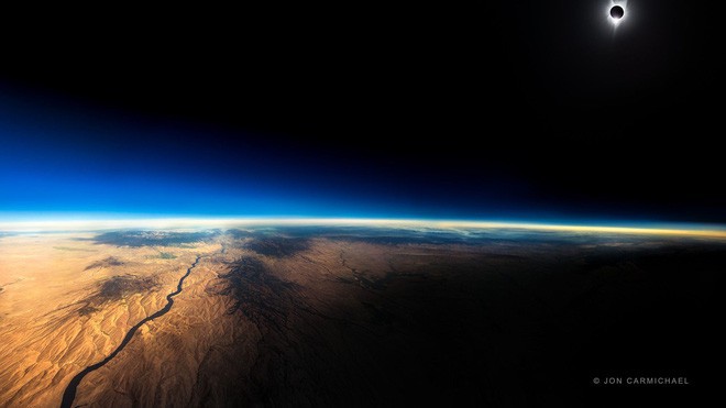 Bức ảnh nhật thực toàn phần này được chụp từ một chiếc máy bay thương mại ở độ cao 12.000km - Ảnh 1.
