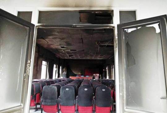 Điều tra vụ cháy hội trường UBND xã sau tiếng nổ, thiệt hại 580 triệu đồng - Ảnh 1.