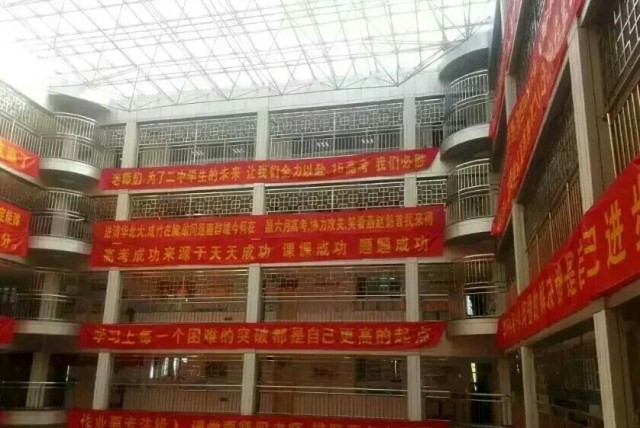 Một trường học Trung Quốc dẹp hết ghế trong căng tin để học sinh đứng ăn cho nhanh, học cho nhiều - Ảnh 2.