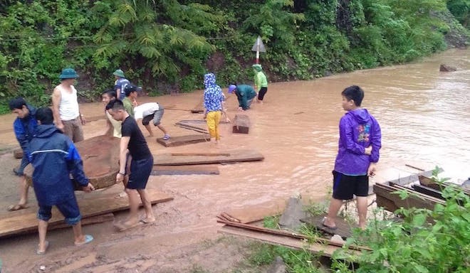 Nước lũ dâng cao 3-4 mét, người dân leo lên nóc nhà thoát chết  - Ảnh 9.