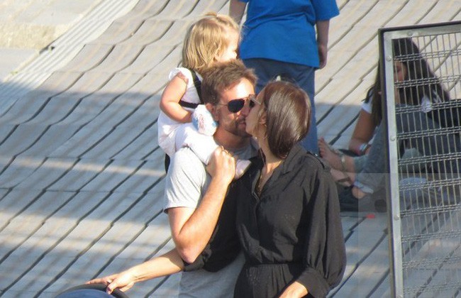 Ngọt ngào với hình ảnh Bradley Cooper một tay chăm con cho Irina Shayk thảnh thơi dạo phố - Ảnh 4.