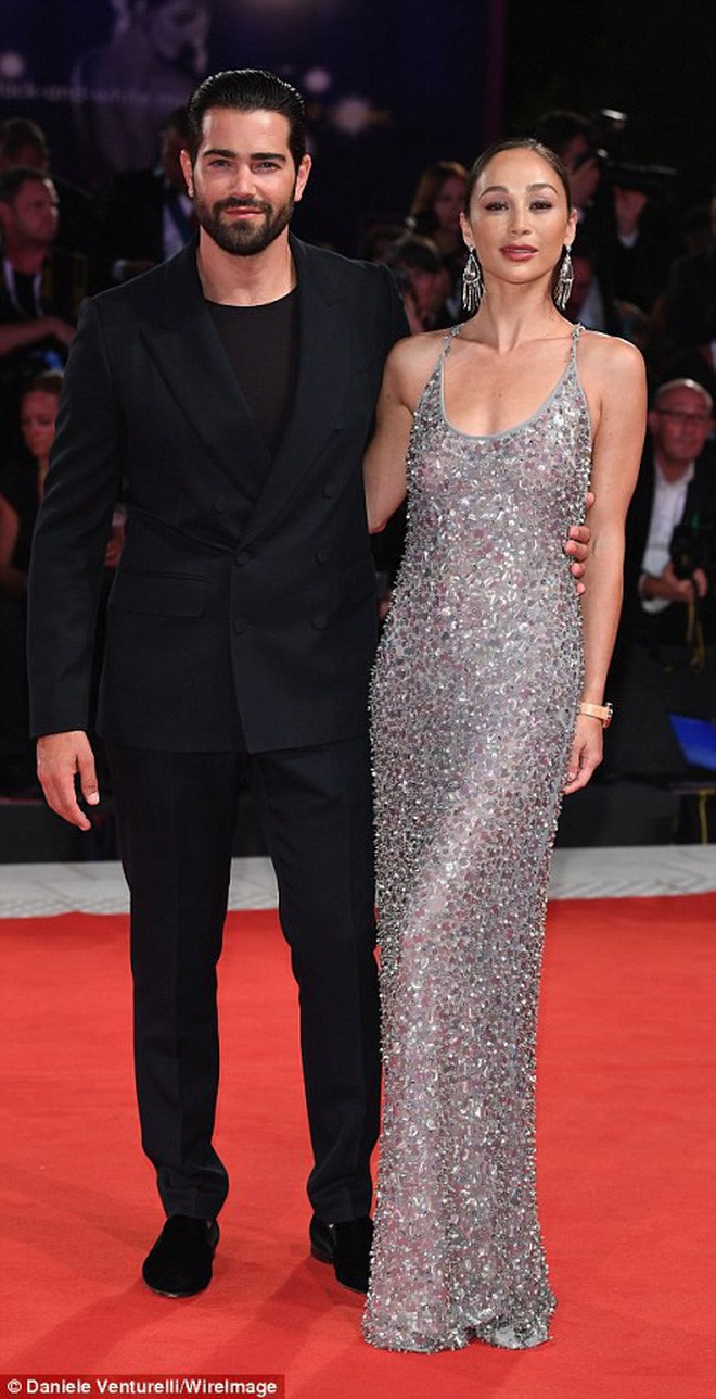 Thảm đỏ LHP Venice: Emma Stone diện váy xuyên thấu quyến rũ, xuất hiện cùng bạn trai Taylor Swift - Ảnh 9.