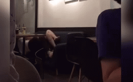 Thêm má»t Äôi nam nữ âu yếm nhau trong quán trà sữa khiến dư luáºn ânóng mắtâ