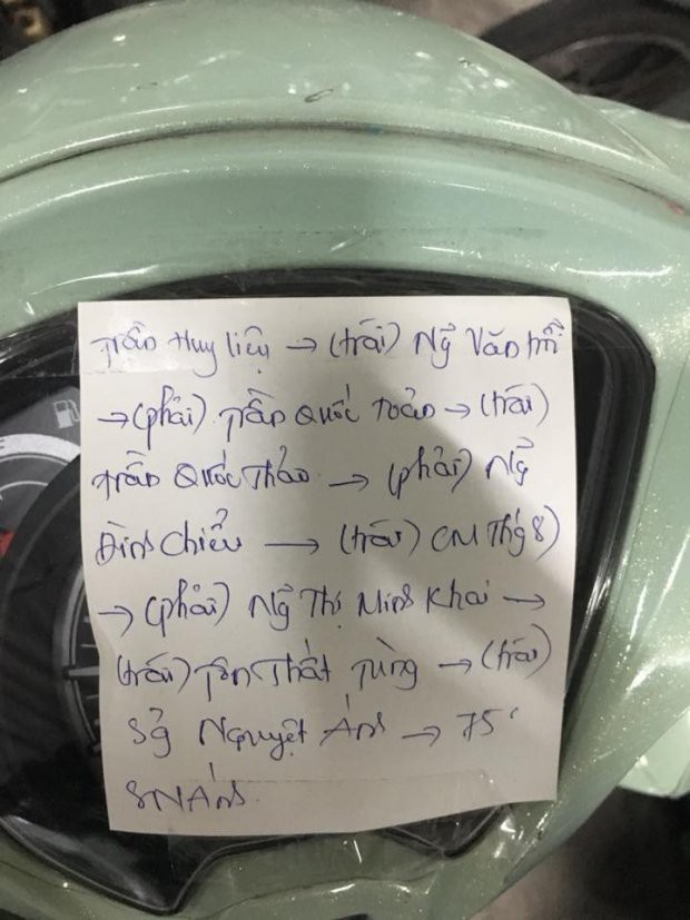 Viết quãng đường phải đi ra giấy rồi gắn lên xe, cô gái khiến dân mù đường như chết đuối vớ được cọc - Ảnh 1.