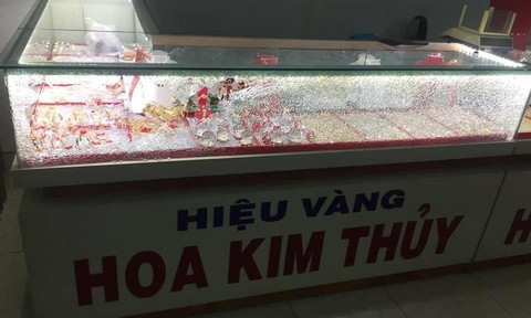 Thanh niên bịt mặt cướp tiệm vàng ở Quảng Nam - Ảnh 1.