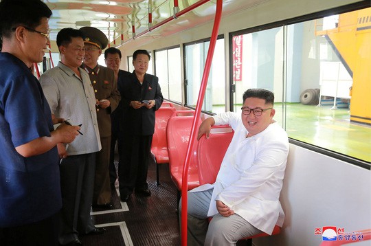 Chuyến thị sát nhiều nụ cười của ông Kim Jong-un - Ảnh 1.