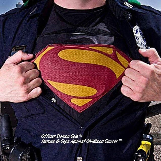 Anh cảnh sát tốt bụng chuyên cosplay các siêu anh hùng để cổ vũ cho trẻ em mắc bệnh hiểm nghèo - Ảnh 1.