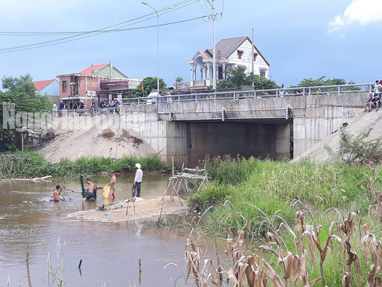 Hàng trăm người lùng sục tìm cháu bé 27 tháng mất tích - Ảnh 2.