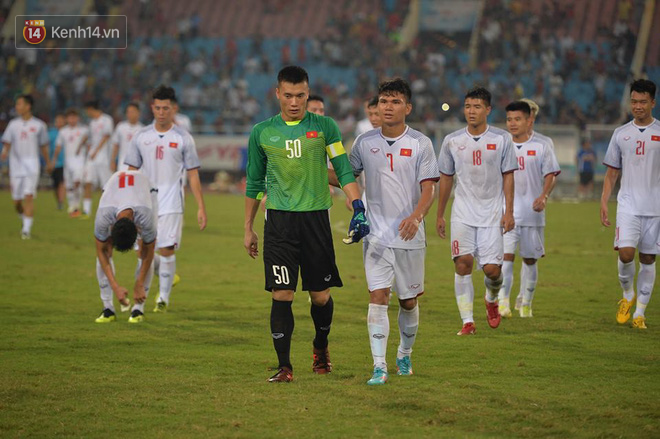Bùi Tiến Dũng mang băng đội trưởng, cùng cầu thủ U23 Việt Nam chào cảm ơn khán giả - Ảnh 1.