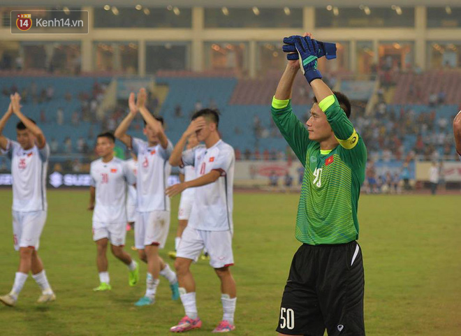 Bùi Tiến Dũng mang băng đội trưởng, cùng cầu thủ U23 Việt Nam chào cảm ơn khán giả - Ảnh 2.