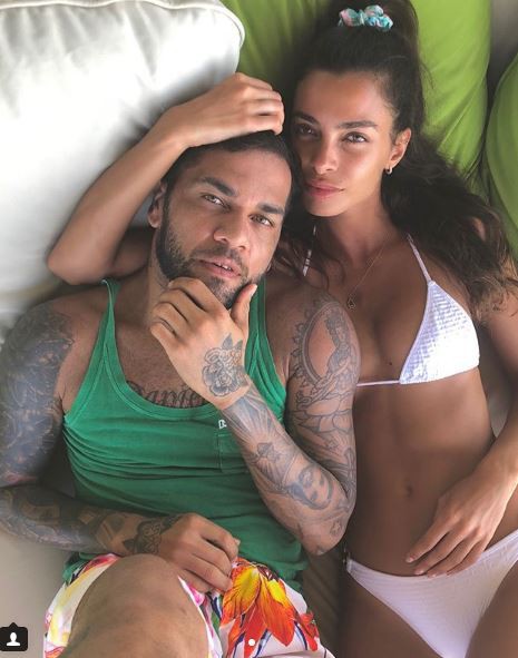 Dani Alves diễn cảnh nóng với bà xã tại Maldives - Ảnh 3.