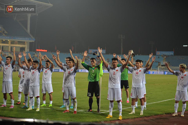 Bùi Tiến Dũng mang băng đội trưởng, cùng cầu thủ U23 Việt Nam chào cảm ơn khán giả - Ảnh 3.