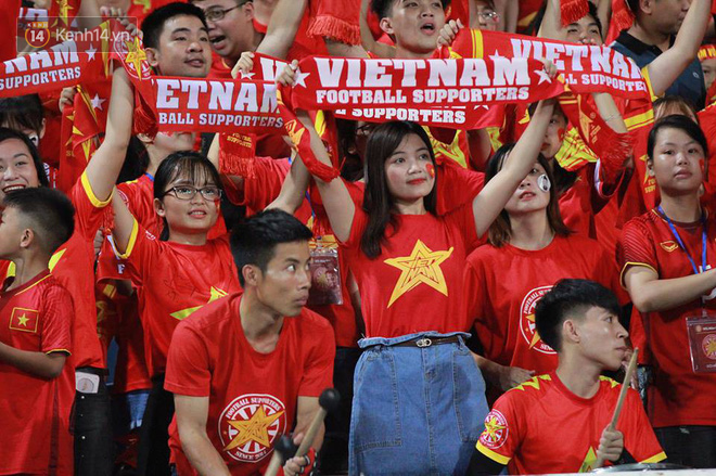 Bùi Tiến Dũng mang băng đội trưởng, cùng cầu thủ U23 Việt Nam chào cảm ơn khán giả - Ảnh 4.