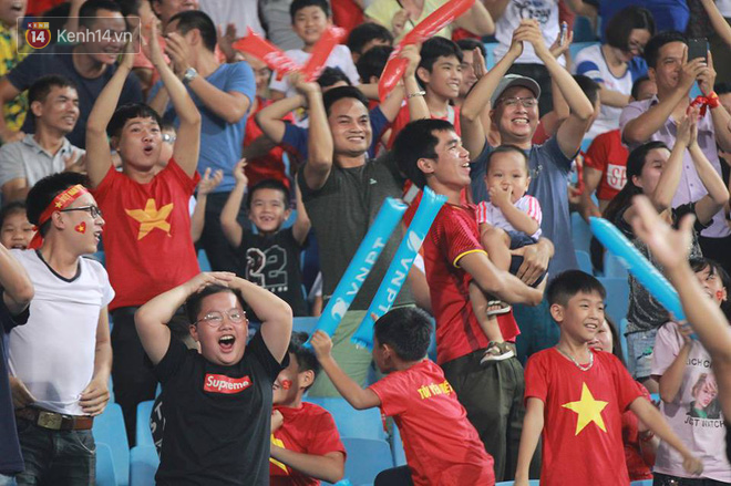 Bùi Tiến Dũng mang băng đội trưởng, cùng cầu thủ U23 Việt Nam chào cảm ơn khán giả - Ảnh 10.