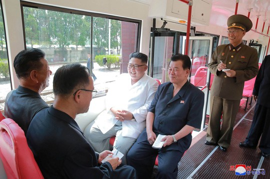 Chuyến thị sát nhiều nụ cười của ông Kim Jong-un - Ảnh 2.