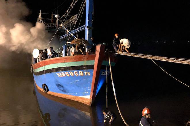 Chuẩn bị ra khơi, tàu cá tiền tỷ bốc cháy khiến ngư dân điêu đứng