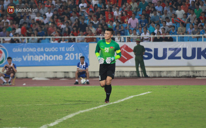 Đội trưởng Bùi Tiến Dũng lễ phép nhường đàn anh dẫn đầu đội tuyển U23 Việt Nam chào cảm ơn người hâm mộ - Ảnh 3.