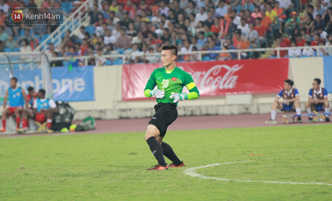 Đội trưởng Bùi Tiến Dũng lễ phép nhường đàn anh dẫn đầu đội tuyển U23 Việt Nam chào cảm ơn người hâm mộ - Ảnh 4.