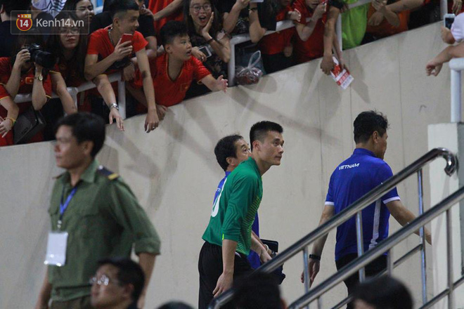 Đội trưởng Bùi Tiến Dũng lễ phép nhường đàn anh dẫn đầu đội tuyển U23 Việt Nam chào cảm ơn người hâm mộ - Ảnh 9.