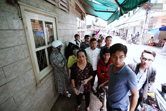 Cận cảnh người Sài Gòn chờ hàng giờ đồng hồ, tranh mua mâm cua dì Ba chỉ bán 10 phút là hết sạch - Ảnh 1.